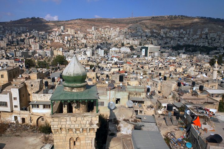 منظرًا عامًا لمدينة نابلس بالضفة الغربية