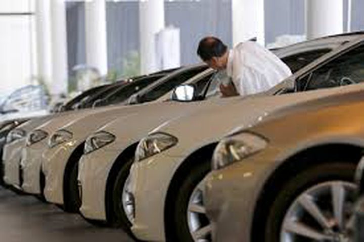 طفلة تجبر والدها على دفع مبلغ ضخم بعد خدشها 10 سيارات فاخرة