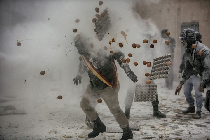 حرب الطحين والبيض تشتعل في إسبانيا
