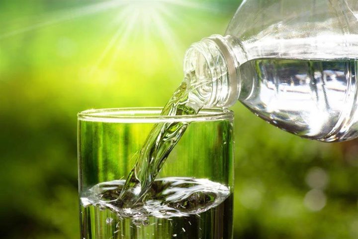 5 عادات خاطئة عليك تجنبها عند شرب الماء